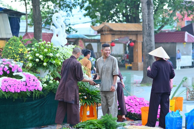 Lễ Hoa đăng kỷ niệm đức Bồ Tát Quán Thế Âm thành đạo