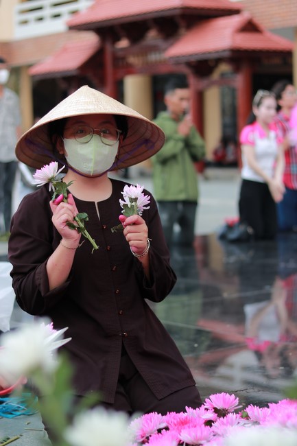 Lễ Hoa đăng kỷ niệm đức Bồ Tát Quán Thế Âm thành đạo