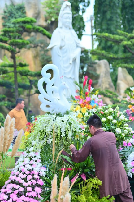 Lễ Hoa đăng kỷ niệm đức Bồ Tát Quán Thế Âm thành đạo