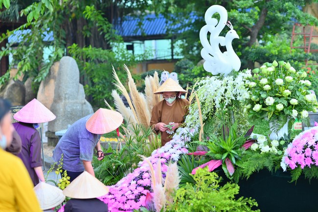 Lễ Hoa đăng kỷ niệm đức Bồ Tát Quán Thế Âm thành đạo