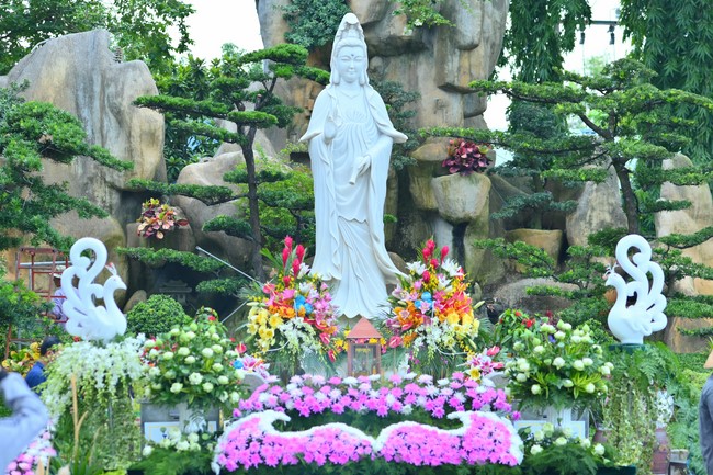 Lễ Hoa đăng kỷ niệm đức Bồ Tát Quán Thế Âm thành đạo