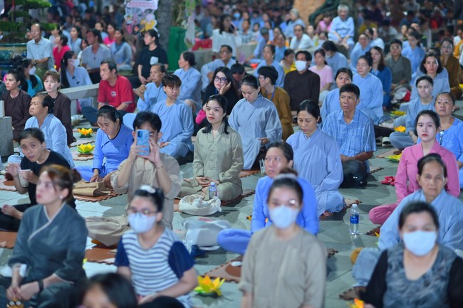 Lễ Hoa đăng kỷ niệm đức Bồ Tát Quán Thế Âm thành đạo