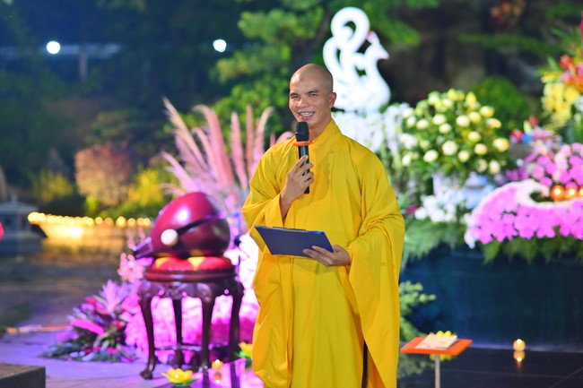 Lễ Hoa đăng kỷ niệm đức Bồ Tát Quán Thế Âm thành đạo