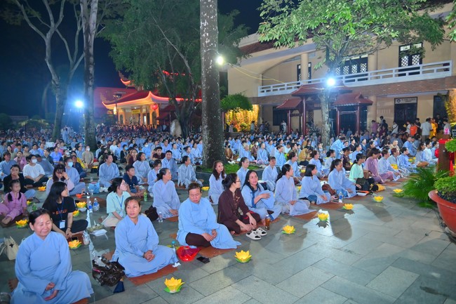 Lễ Hoa đăng kỷ niệm đức Bồ Tát Quán Thế Âm thành đạo