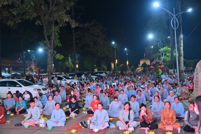 Lễ Hoa đăng kỷ niệm đức Bồ Tát Quán Thế Âm thành đạo