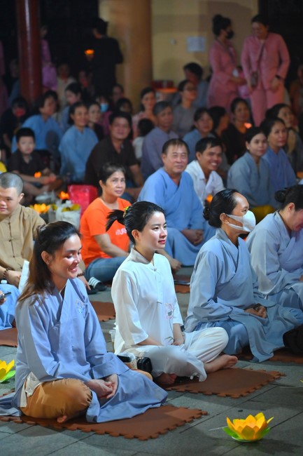 Lễ Hoa đăng kỷ niệm đức Bồ Tát Quán Thế Âm thành đạo