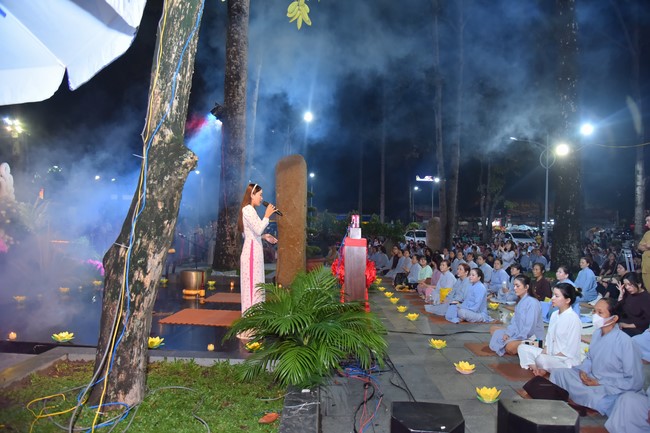 Lễ Hoa đăng kỷ niệm đức Bồ Tát Quán Thế Âm thành đạo