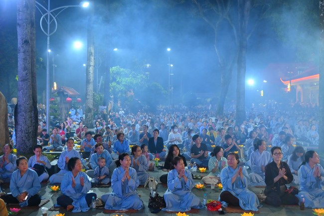 Lễ Hoa đăng kỷ niệm đức Bồ Tát Quán Thế Âm thành đạo