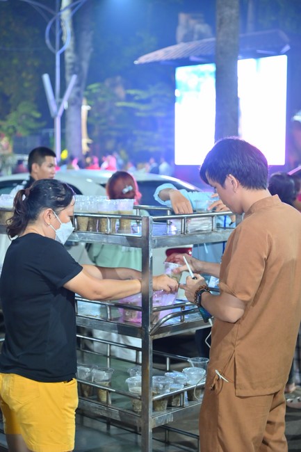 Lễ Hoa đăng kỷ niệm đức Bồ Tát Quán Thế Âm thành đạo