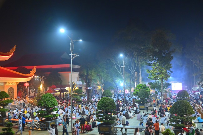 Lễ Hoa đăng kỷ niệm đức Bồ Tát Quán Thế Âm thành đạo