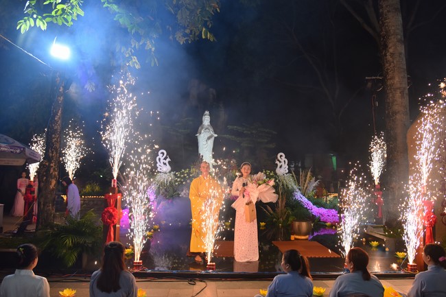 Lễ Hoa đăng kỷ niệm đức Bồ Tát Quán Thế Âm thành đạo