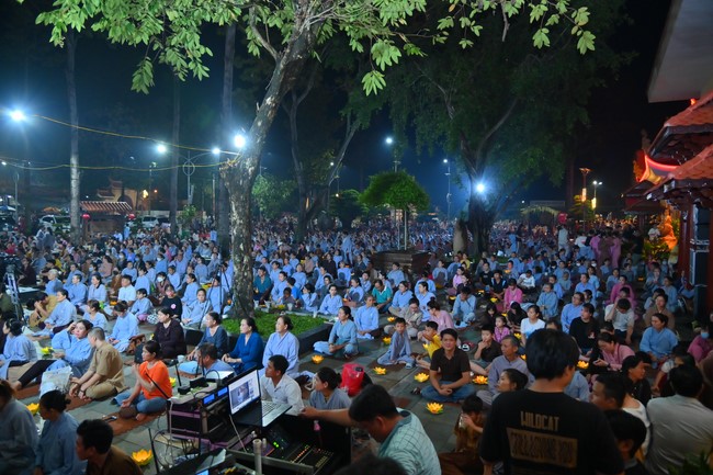 Lễ Hoa đăng kỷ niệm đức Bồ Tát Quán Thế Âm thành đạo