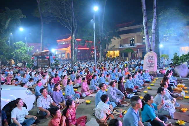 Lễ Hoa đăng kỷ niệm đức Bồ Tát Quán Thế Âm thành đạo