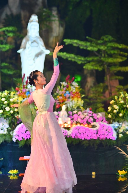 Lễ Hoa đăng kỷ niệm đức Bồ Tát Quán Thế Âm thành đạo