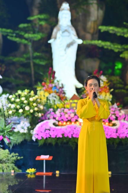 Lễ Hoa đăng kỷ niệm đức Bồ Tát Quán Thế Âm thành đạo