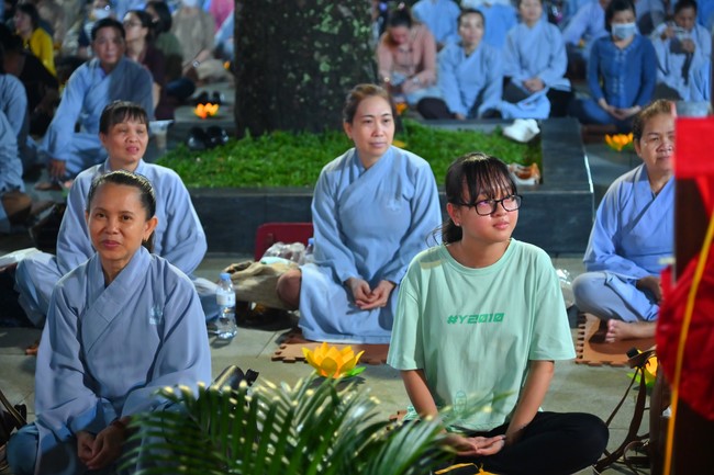 Lễ Hoa đăng kỷ niệm đức Bồ Tát Quán Thế Âm thành đạo