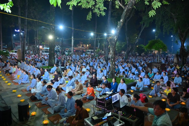 Lễ Hoa đăng kỷ niệm đức Bồ Tát Quán Thế Âm thành đạo