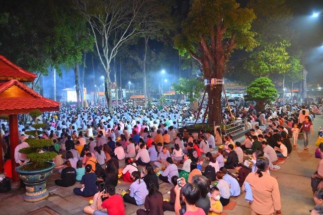 Lễ Hoa đăng kỷ niệm đức Bồ Tát Quán Thế Âm thành đạo