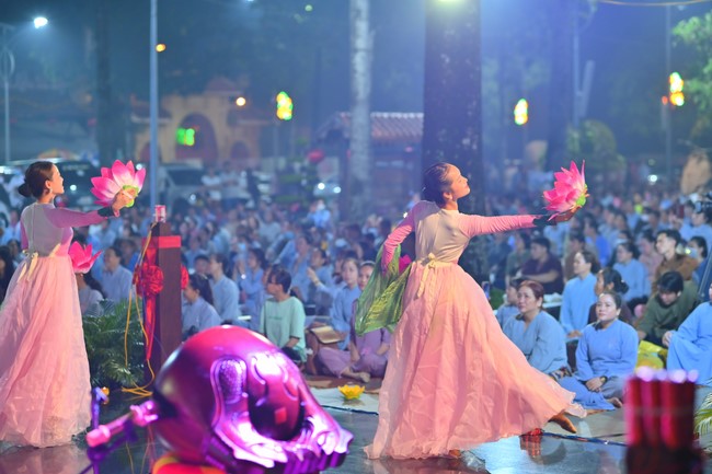 Lễ Hoa đăng kỷ niệm đức Bồ Tát Quán Thế Âm thành đạo