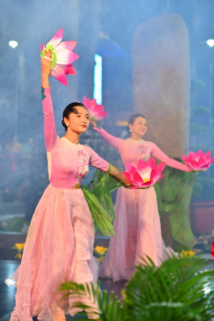 Lễ Hoa đăng kỷ niệm đức Bồ Tát Quán Thế Âm thành đạo