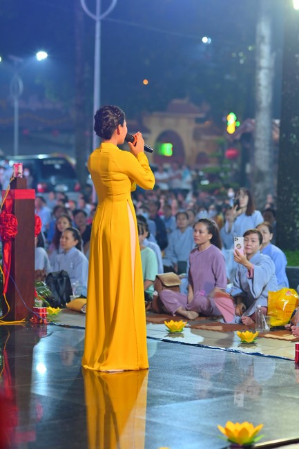 Lễ Hoa đăng kỷ niệm đức Bồ Tát Quán Thế Âm thành đạo