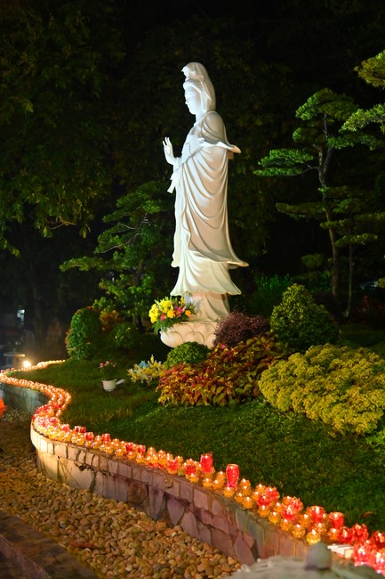 Lễ Hoa đăng kỷ niệm đức Bồ Tát Quán Thế Âm thành đạo