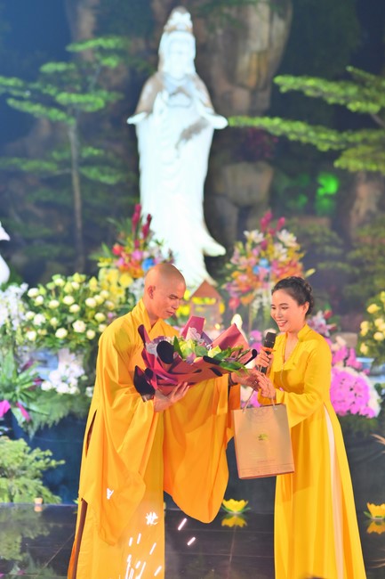 Lễ Hoa đăng kỷ niệm đức Bồ Tát Quán Thế Âm thành đạo