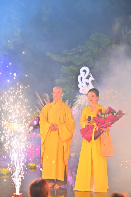 Lễ Hoa đăng kỷ niệm đức Bồ Tát Quán Thế Âm thành đạo