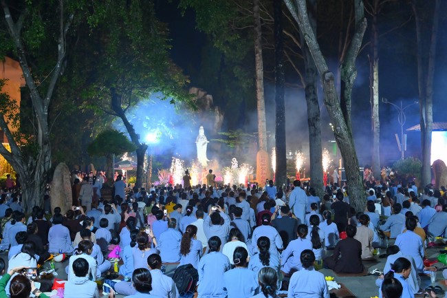 Lễ Hoa đăng kỷ niệm đức Bồ Tát Quán Thế Âm thành đạo