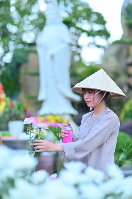 Lễ Hoa đăng kỷ niệm đức Bồ Tát Quán Thế Âm thành đạo