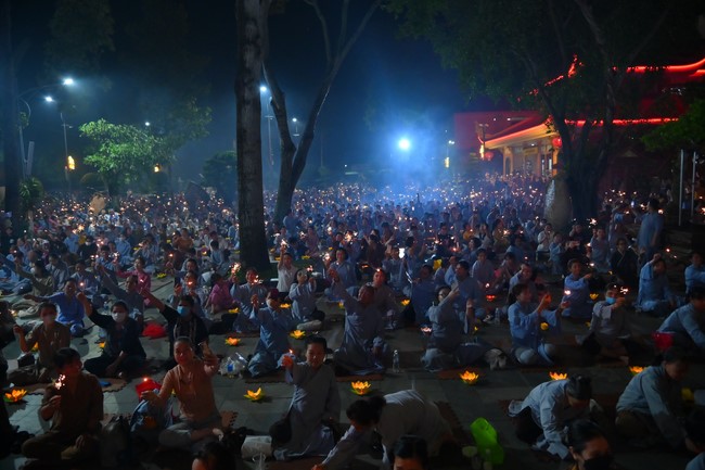 Lễ Hoa đăng kỷ niệm đức Bồ Tát Quán Thế Âm thành đạo