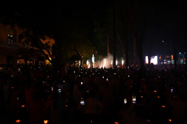 Lễ Hoa đăng kỷ niệm đức Bồ Tát Quán Thế Âm thành đạo