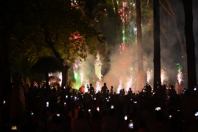 Lễ Hoa đăng kỷ niệm đức Bồ Tát Quán Thế Âm thành đạo