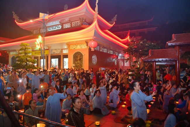 Lễ Hoa đăng kỷ niệm đức Bồ Tát Quán Thế Âm thành đạo