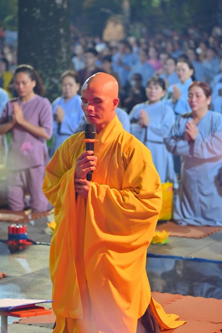 Lễ Hoa đăng kỷ niệm đức Bồ Tát Quán Thế Âm thành đạo