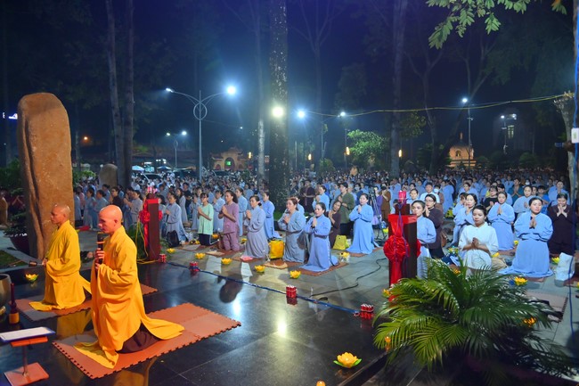 Lễ Hoa đăng kỷ niệm đức Bồ Tát Quán Thế Âm thành đạo