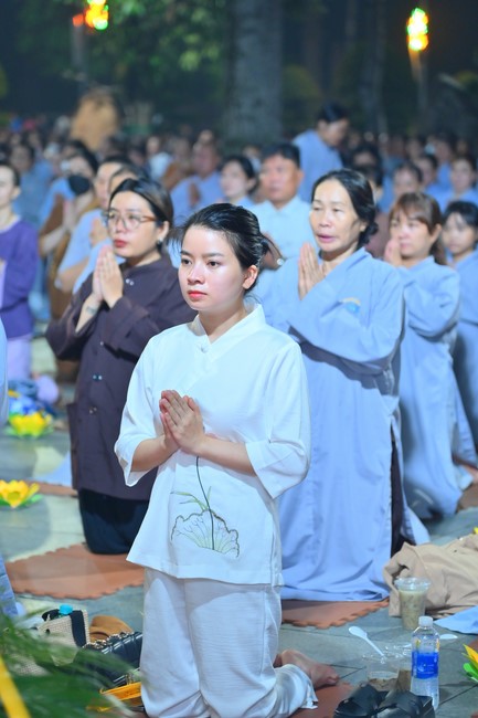 Lễ Hoa đăng kỷ niệm đức Bồ Tát Quán Thế Âm thành đạo