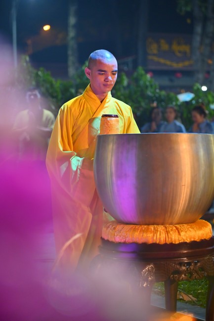 Lễ Hoa đăng kỷ niệm đức Bồ Tát Quán Thế Âm thành đạo