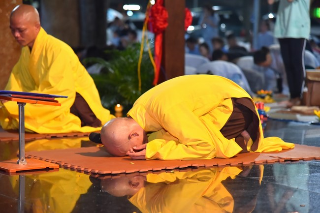 Lễ Hoa đăng kỷ niệm đức Bồ Tát Quán Thế Âm thành đạo