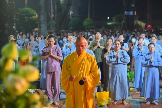 Lễ Hoa đăng kỷ niệm đức Bồ Tát Quán Thế Âm thành đạo