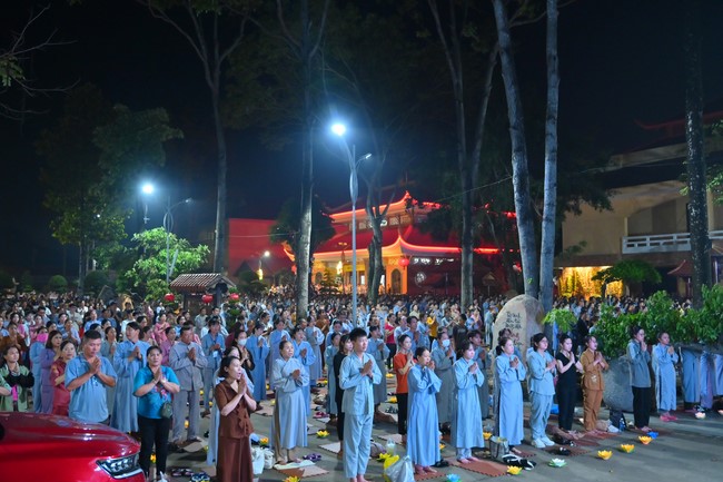 Lễ Hoa đăng kỷ niệm đức Bồ Tát Quán Thế Âm thành đạo