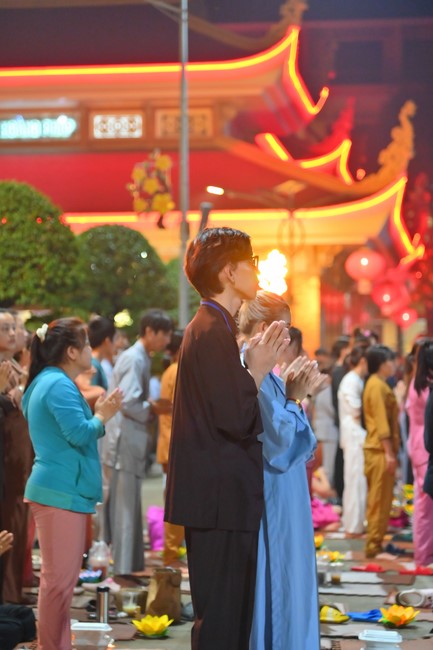 Lễ Hoa đăng kỷ niệm đức Bồ Tát Quán Thế Âm thành đạo