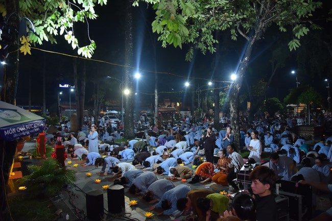 Lễ Hoa đăng kỷ niệm đức Bồ Tát Quán Thế Âm thành đạo