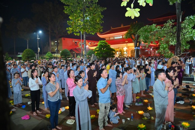 Lễ Hoa đăng kỷ niệm đức Bồ Tát Quán Thế Âm thành đạo