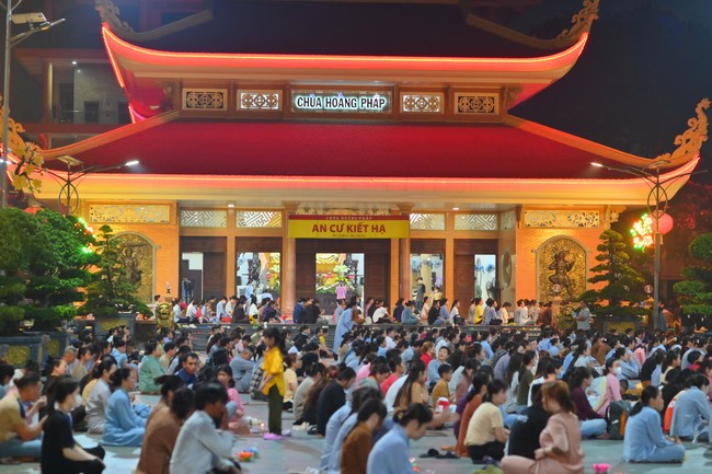 Lễ Hoa đăng kỷ niệm đức Bồ Tát Quán Thế Âm thành đạo