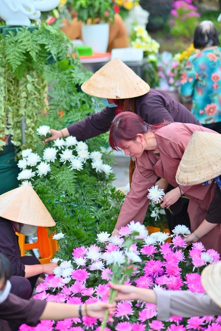 Lễ Hoa đăng kỷ niệm đức Bồ Tát Quán Thế Âm thành đạo