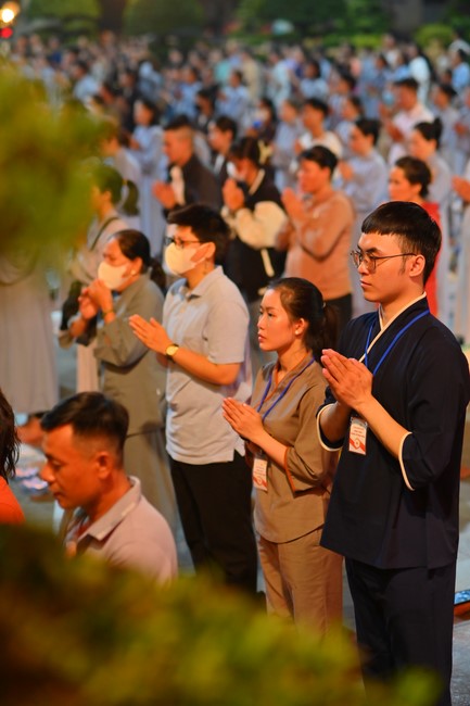 Lễ Hoa đăng kỷ niệm đức Bồ Tát Quán Thế Âm thành đạo