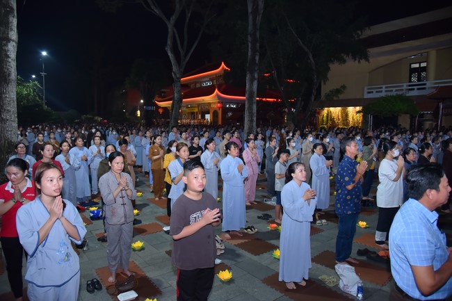 Lễ Hoa đăng kỷ niệm đức Bồ Tát Quán Thế Âm thành đạo