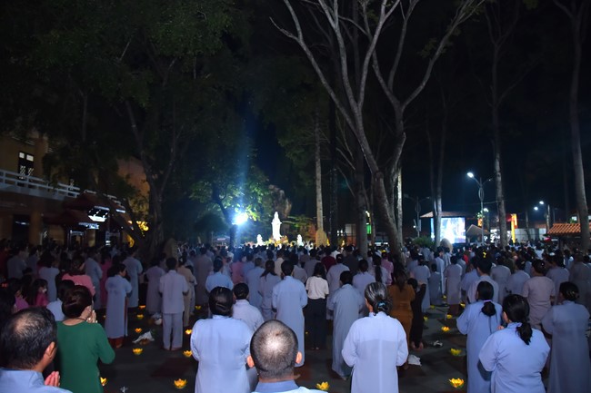 Lễ Hoa đăng kỷ niệm đức Bồ Tát Quán Thế Âm thành đạo