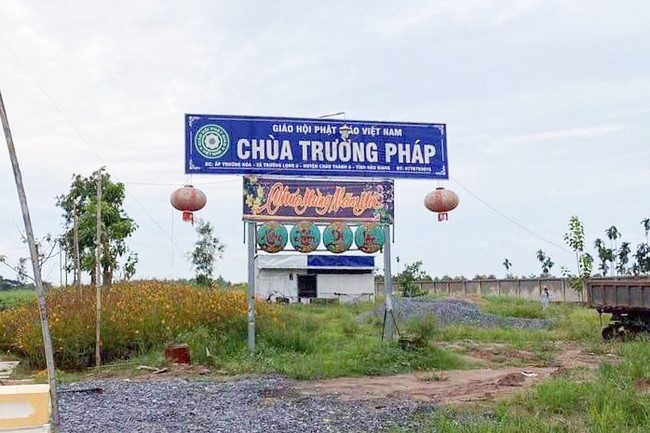 Prostrating five hundred names Bodhisattva Avalokitesvara at Truong Phap Pagoda, Hau Giang